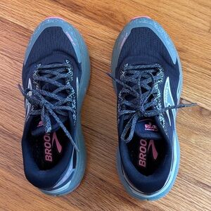 Women’s Brooks Divide 5 size 7.5 EUC!!